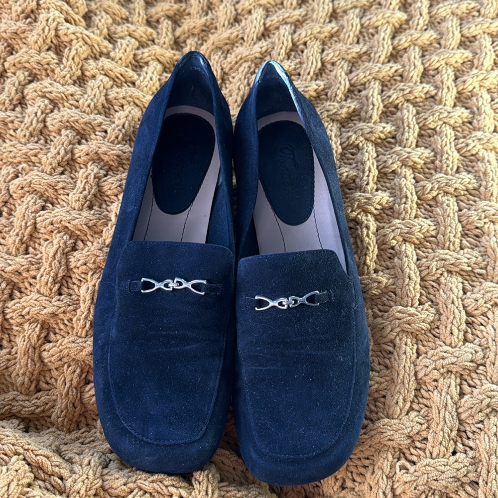 BNIB Black Suede Trotters loafer size 8